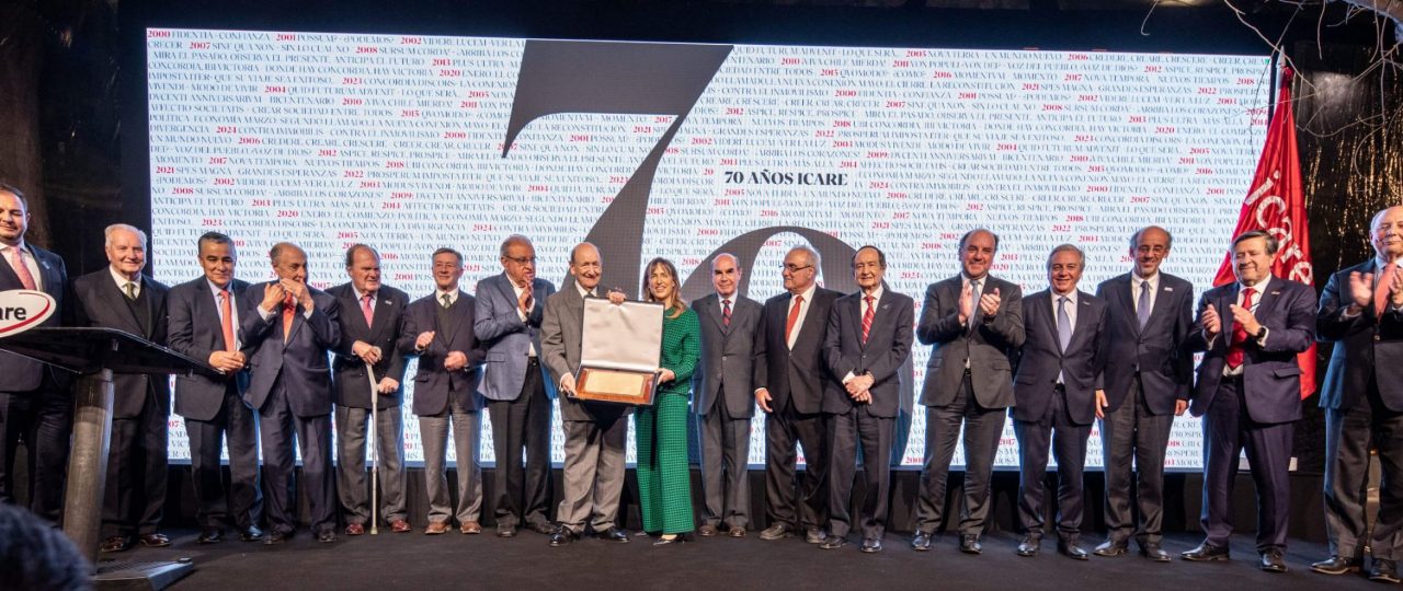 Manuel Vargas es reconocido con el Premio ICARE en la celebración del 70° aniversario de la institución