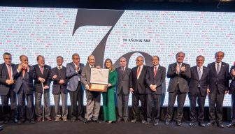 Manuel Vargas es reconocido con el Premio ICARE en la celebración del 70° aniversario de la institución